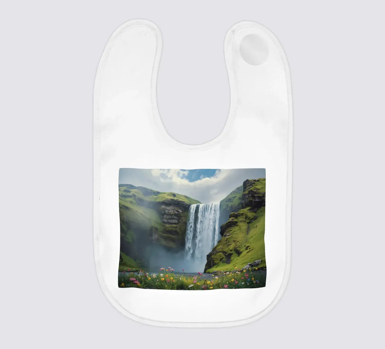 Cascata tra verdi colline con fiori selvatici bavaglino da DesignDoodle