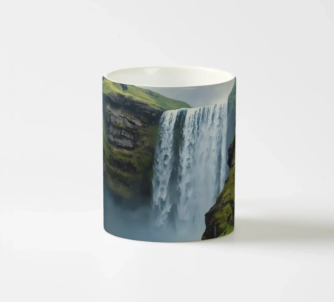 Cascata tra verdi colline con fiori selvatici tazza in ceramica da DesignDoodle