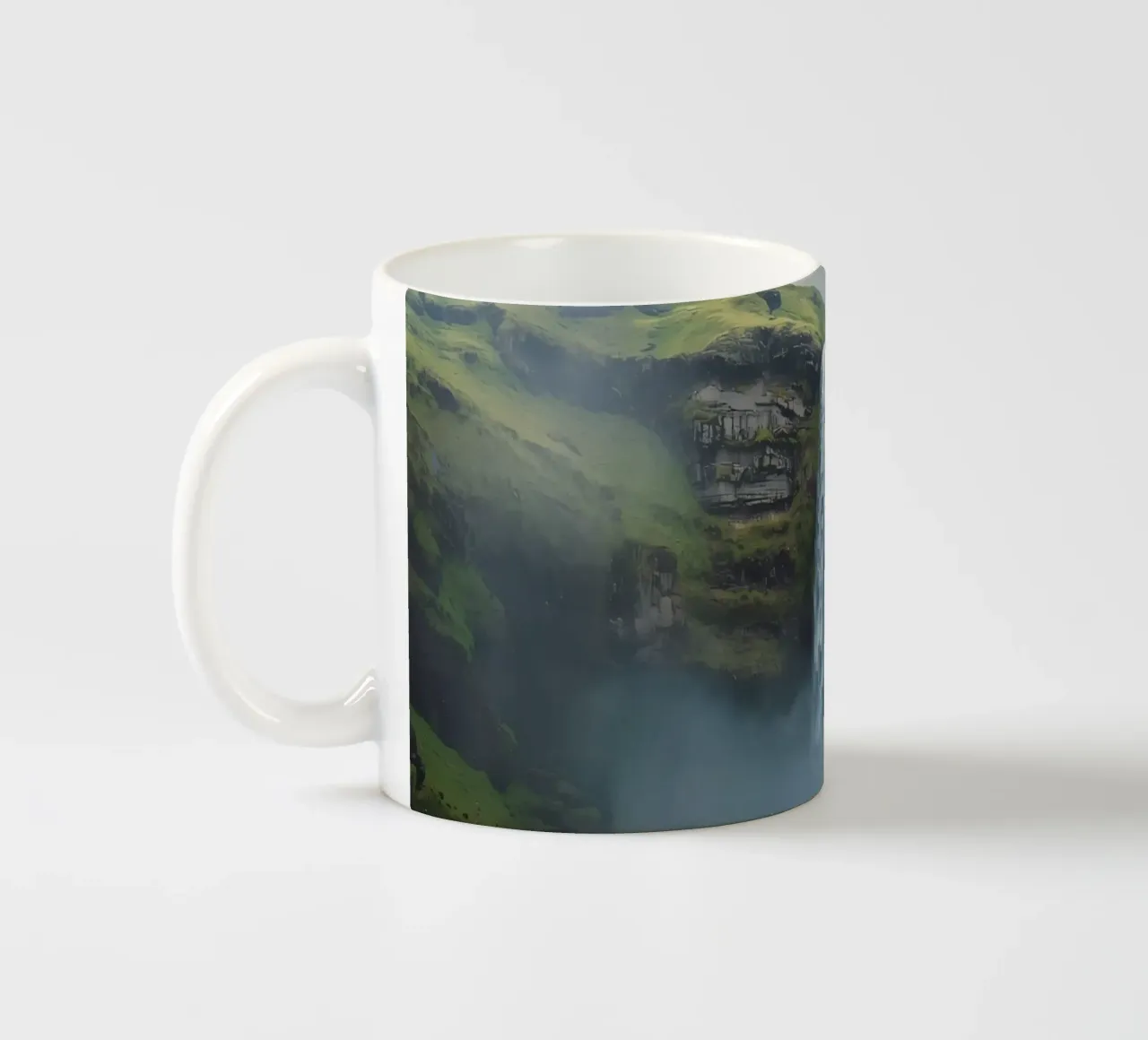 Cascata tra verdi colline con fiori selvatici tazza in ceramica da DesignDoodle