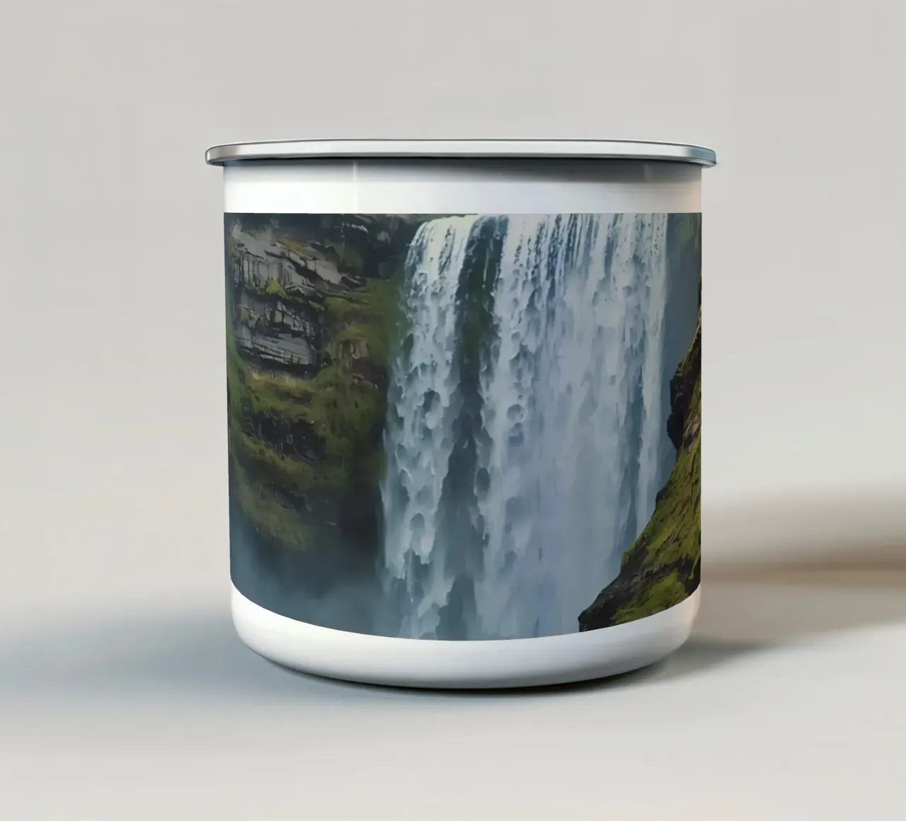 Cascata tra verdi colline con fiori selvatici tazza in smalto da DesignDoodle