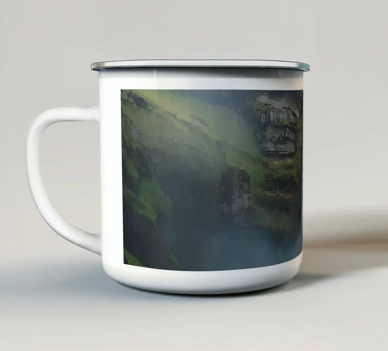 Cascata tra verdi colline con fiori selvatici tazza in smalto da DesignDoodle