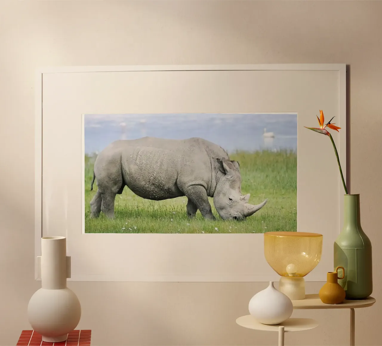 Forza del rinoceronte al pascolo in natura Badak poster con telaio in alluminio da jatikulon