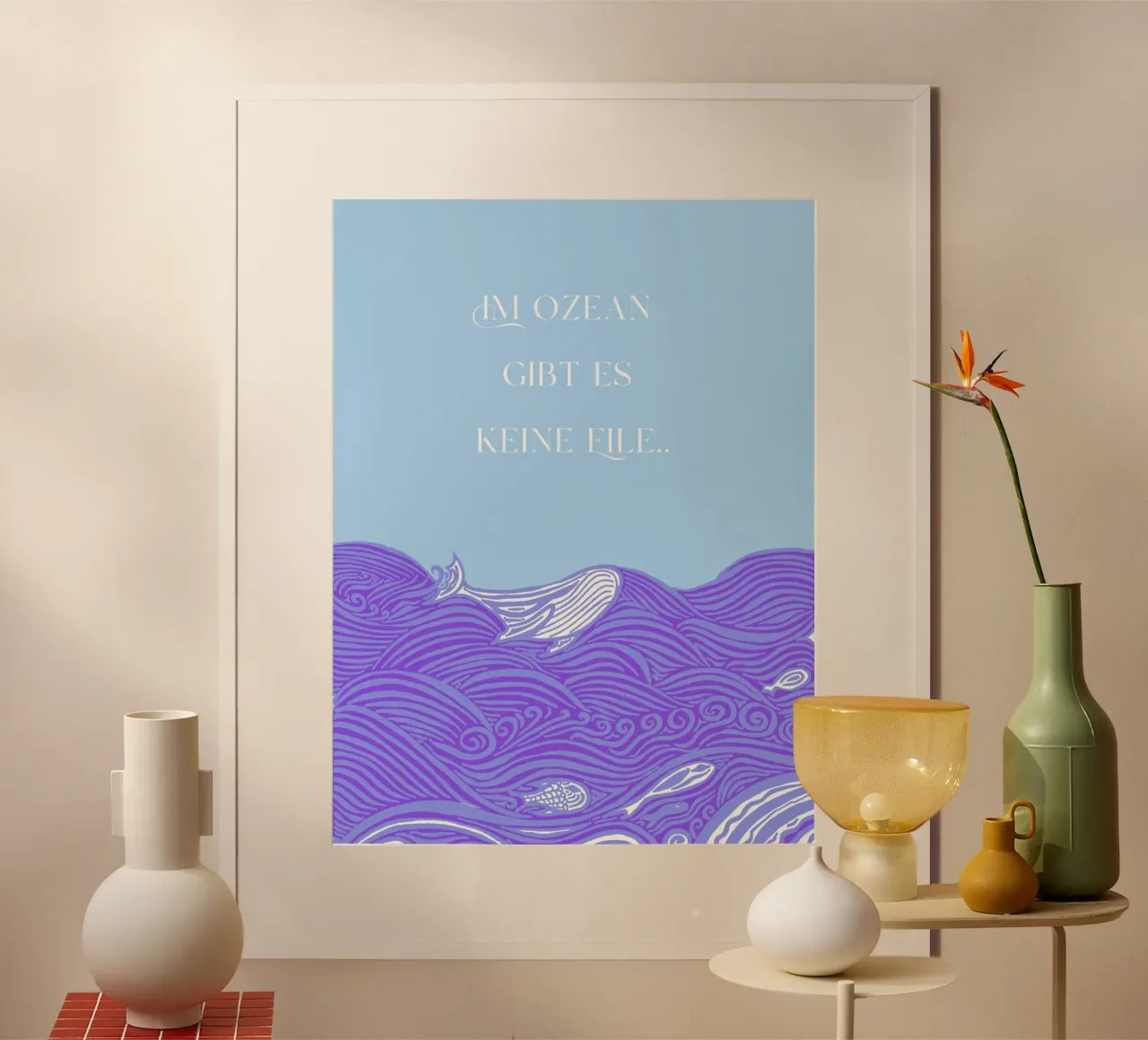 Non c'è fretta nell'oceano - Balena tra le onde - Viola blu poster con telaio in alluminio da PaperLine Art