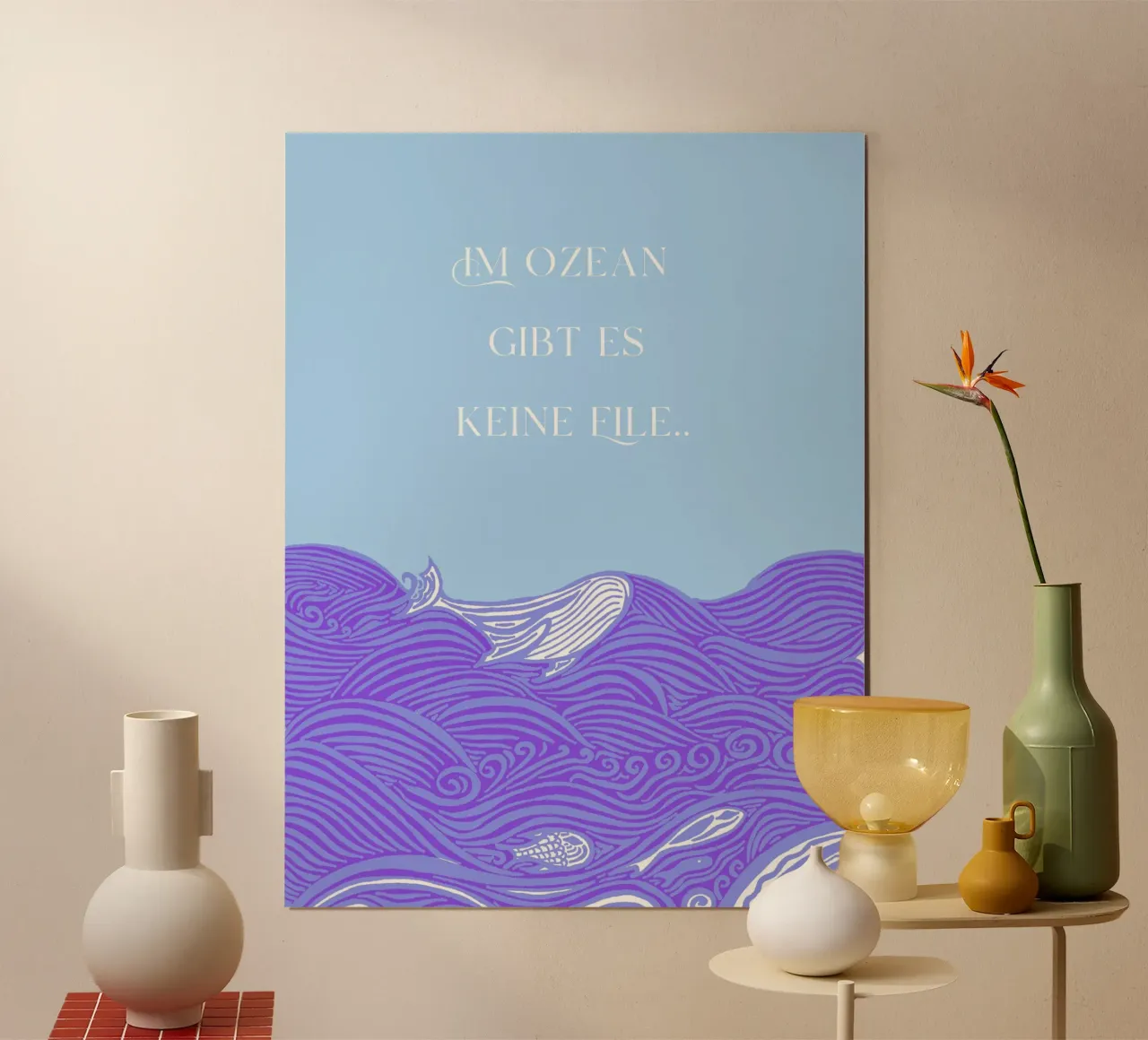 Non c'è fretta nell'oceano - Balena tra le onde - Viola blu poster con telaio in alluminio da PaperLine Art