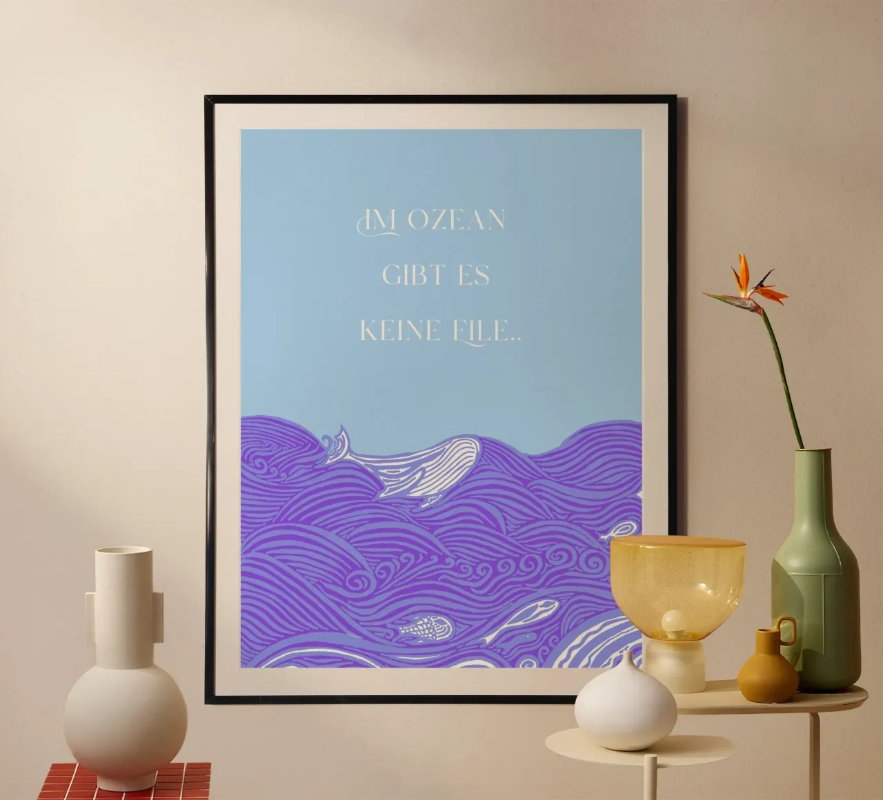 Non c'è fretta nell'oceano - Balena tra le onde - Viola blu poster con telaio in alluminio da PaperLine Art