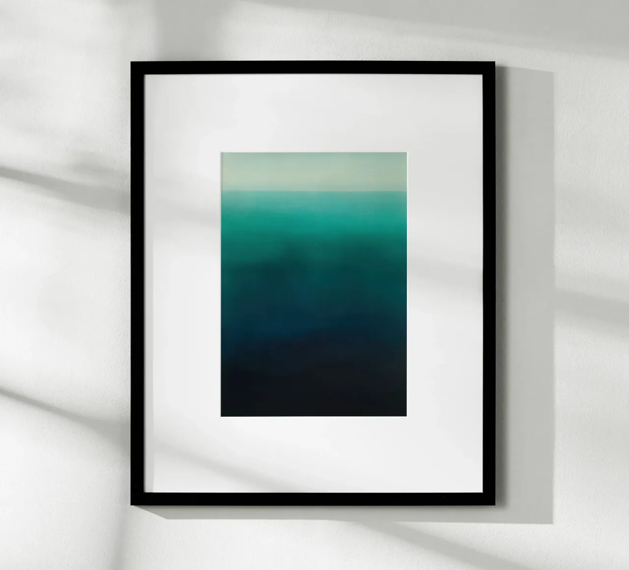 Minimalistisches Meer – Blau-Grün Farbverlauf Poster mit Kunststoffrahmen von Euphoria Theresa