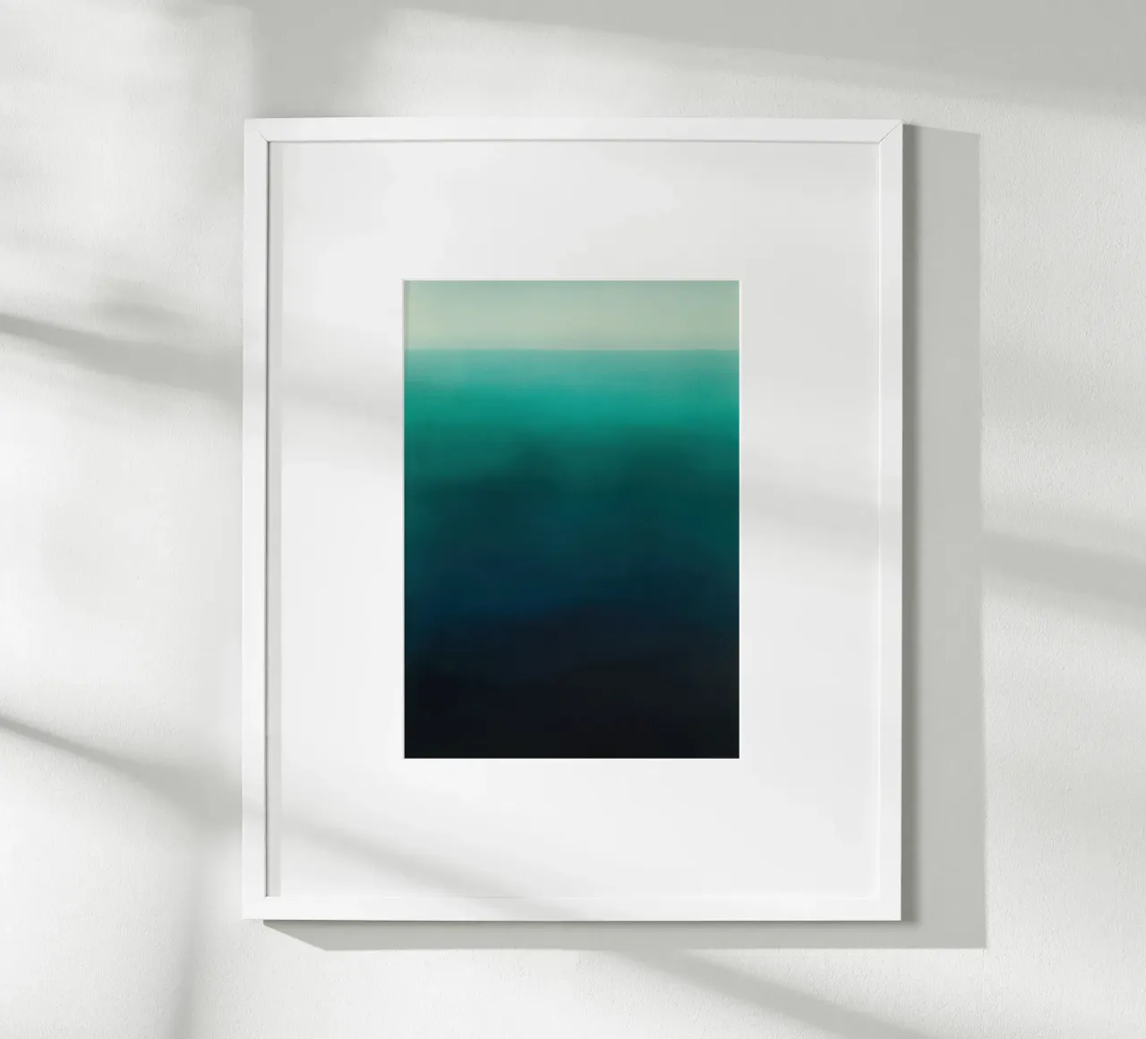 Minimalistisches Meer – Blau-Grün Farbverlauf Poster mit Kunststoffrahmen von Euphoria Theresa