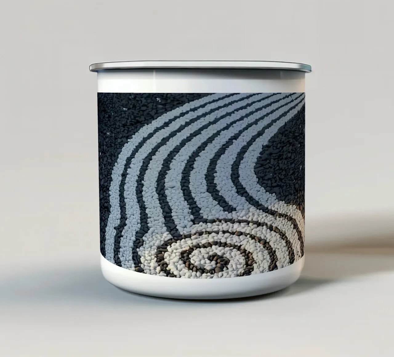 Giardino zen con bonsai e rocce dal design a ciottoli tazza in smalto da DesignDoodle