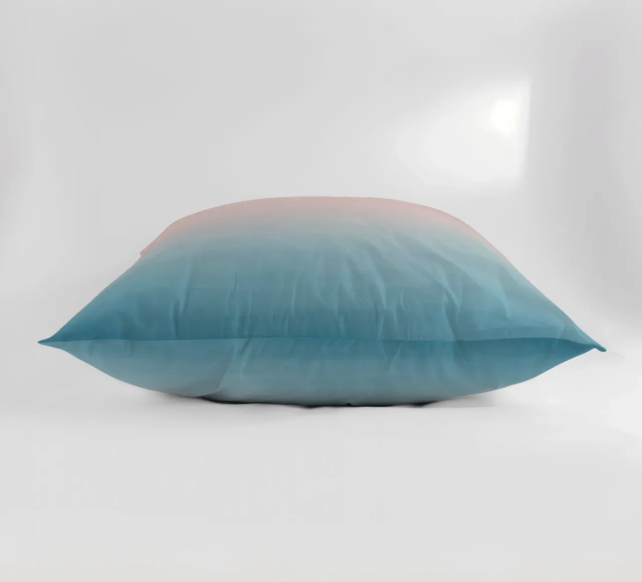 Gradiente di colori pastello - Mare calmo all'alba cuscino da Euphoria Theresa