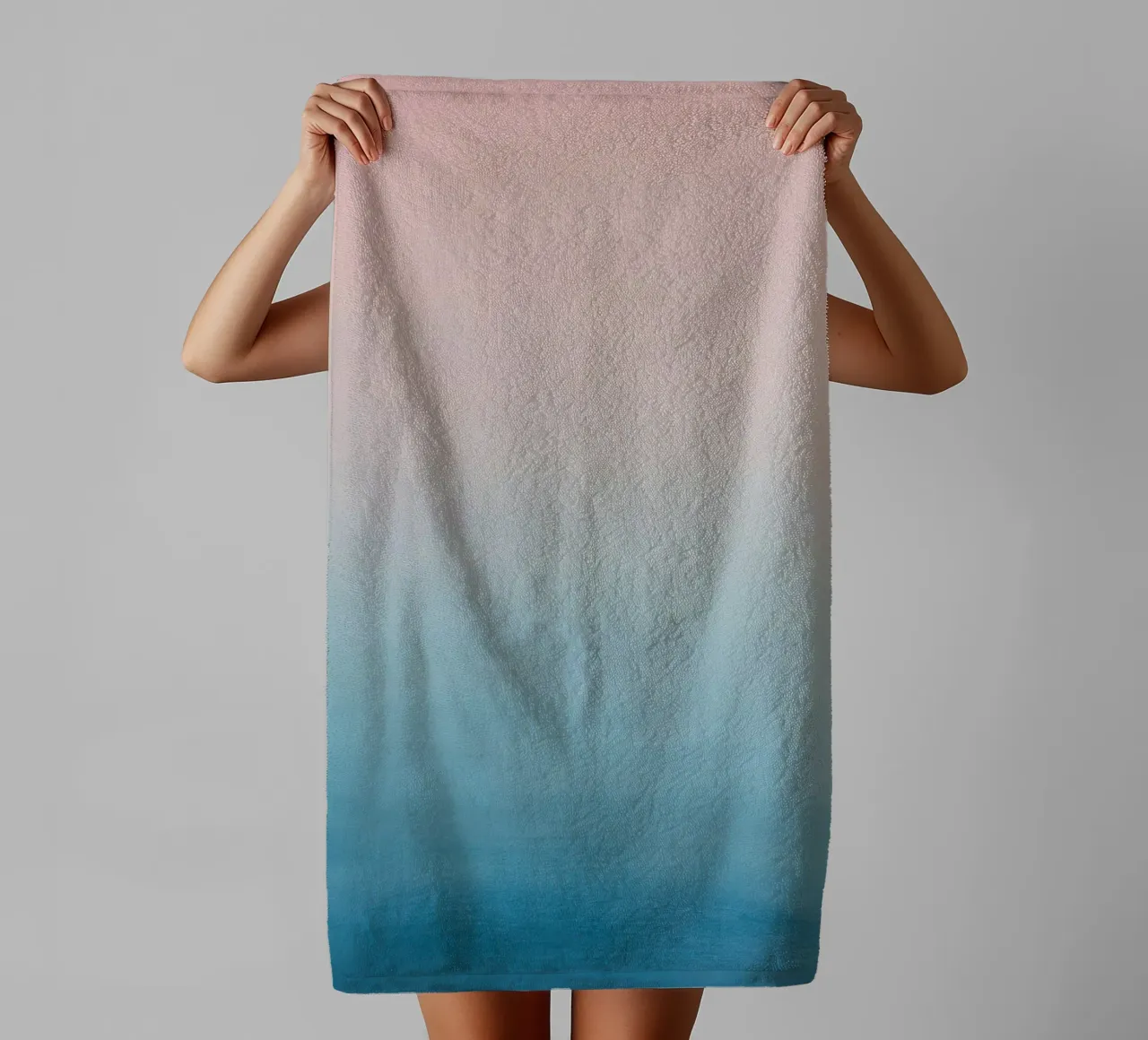 Gradiente di colori pastello - Mare calmo all'alba asciugamano da bagno da Euphoria Theresa