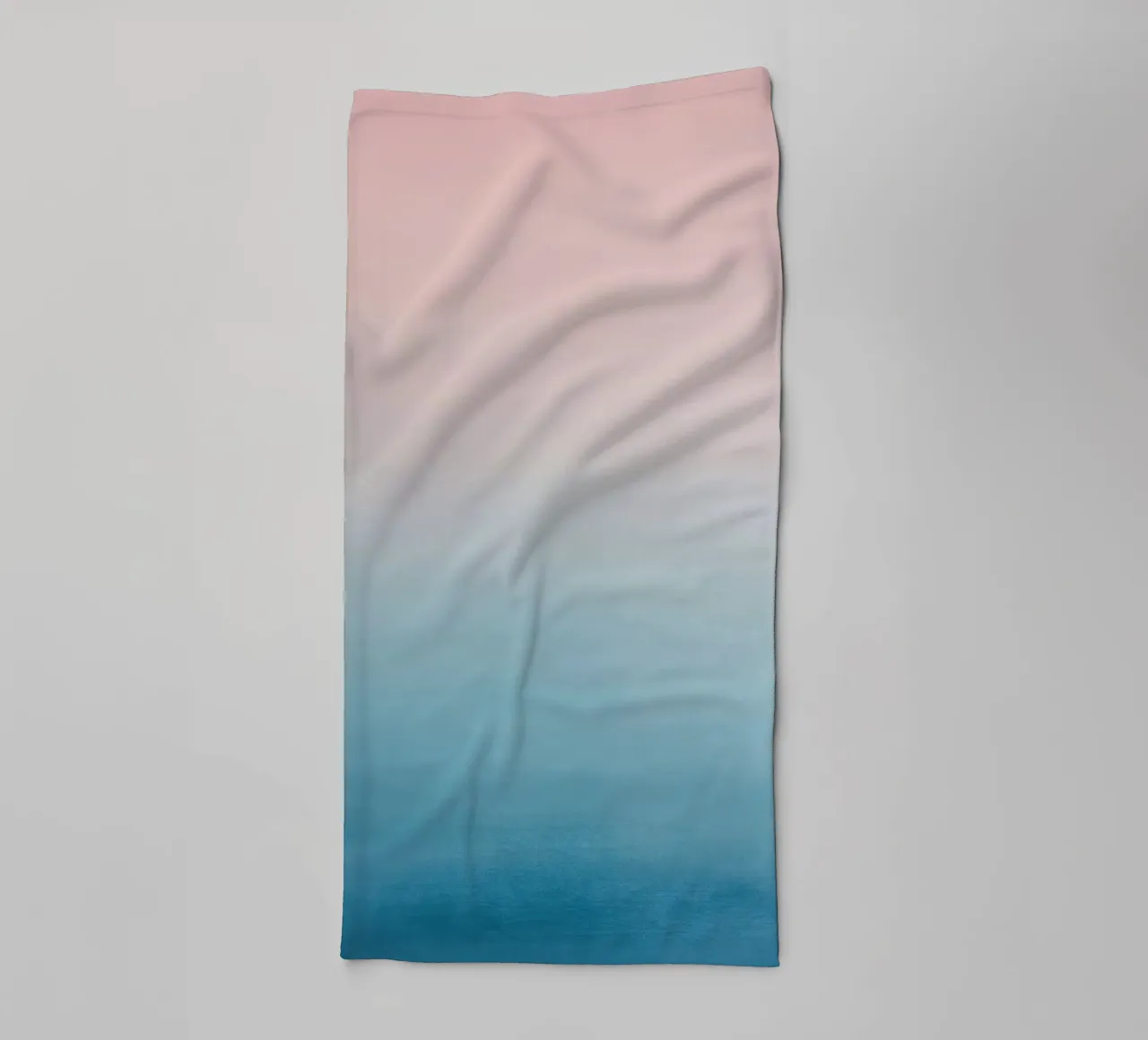 Gradiente di colori pastello - Mare calmo all'alba asciugamano da bagno da Euphoria Theresa