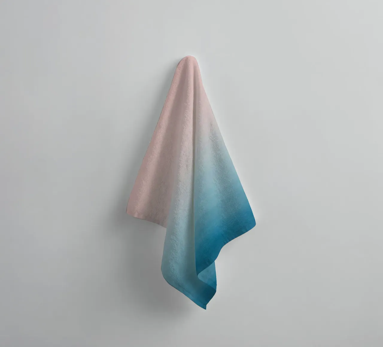 Gradiente di colori pastello - Mare calmo all'alba asciugamano da bagno da Euphoria Theresa