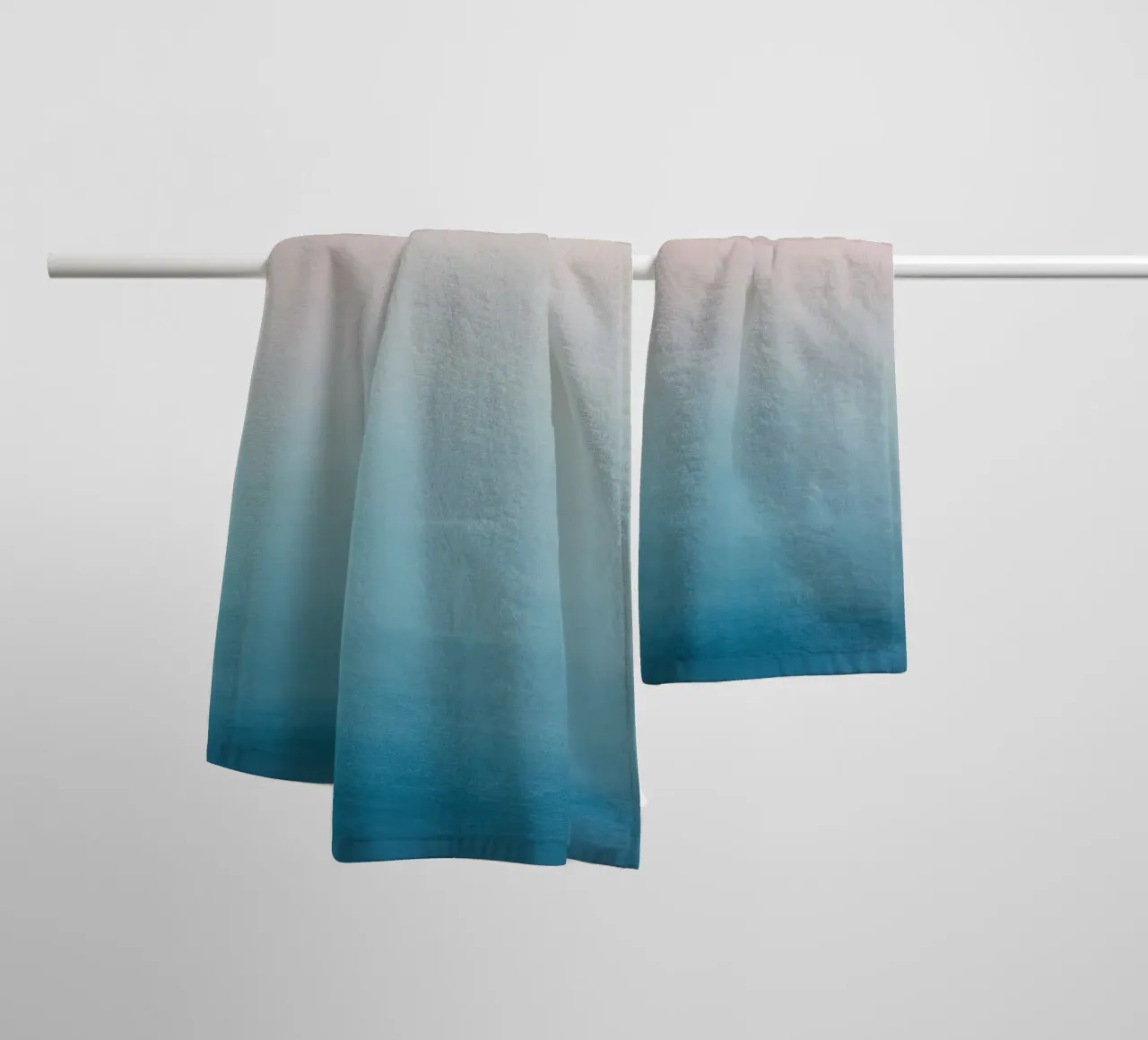 Gradiente di colori pastello - Mare calmo all'alba asciugamano da bagno da Euphoria Theresa