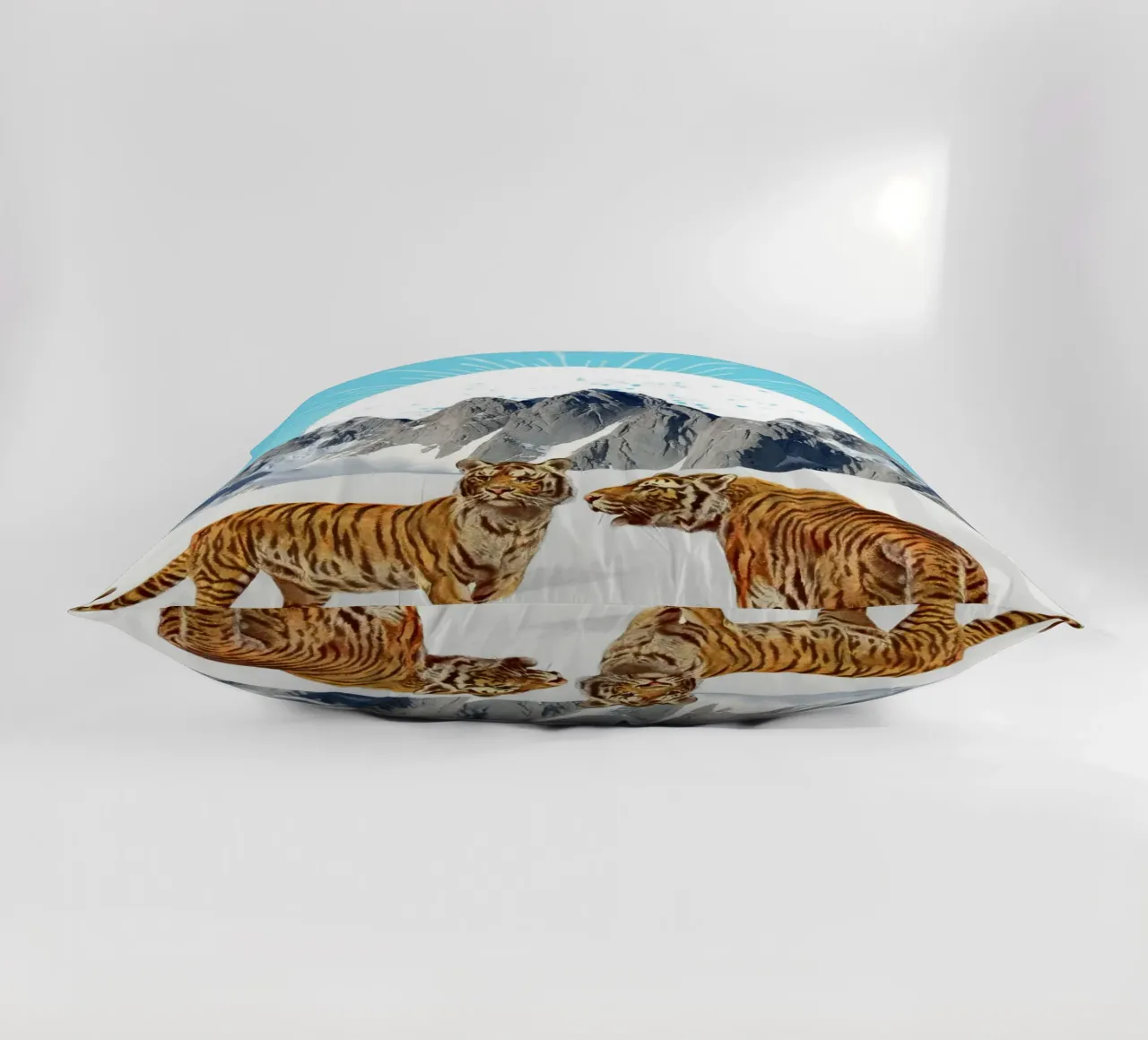 Tigers in the Snow cuscino da MsGonzalez