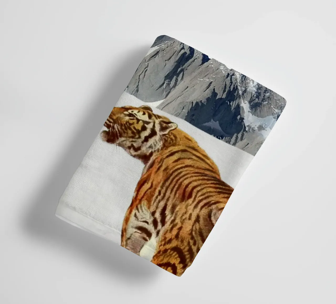 Tigers in the Snow asciugamano da bagno da MsGonzalez