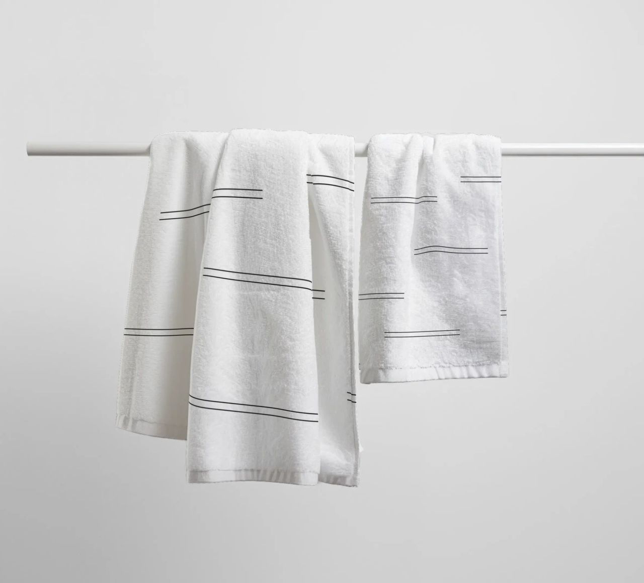 Linee doppie astratte minimali - Nero su bianco asciugamano da bagno da Beauty in Simplicity