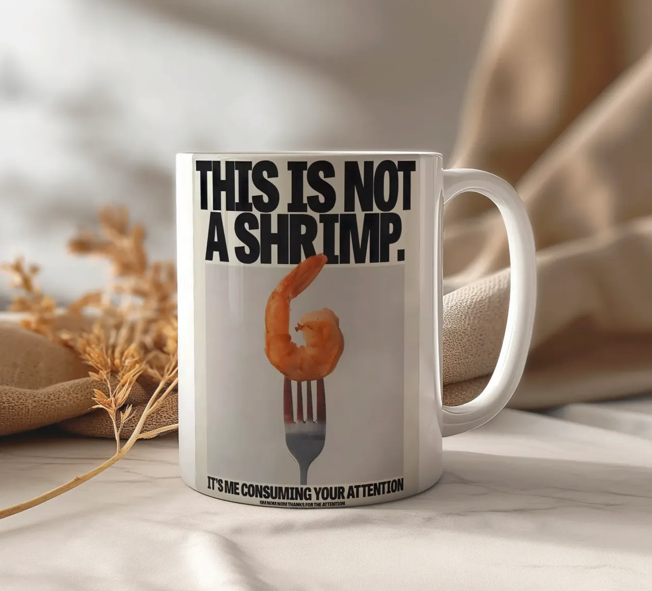 "THIS NOT A SHRIMP" tazza in ceramica da Type & Tape