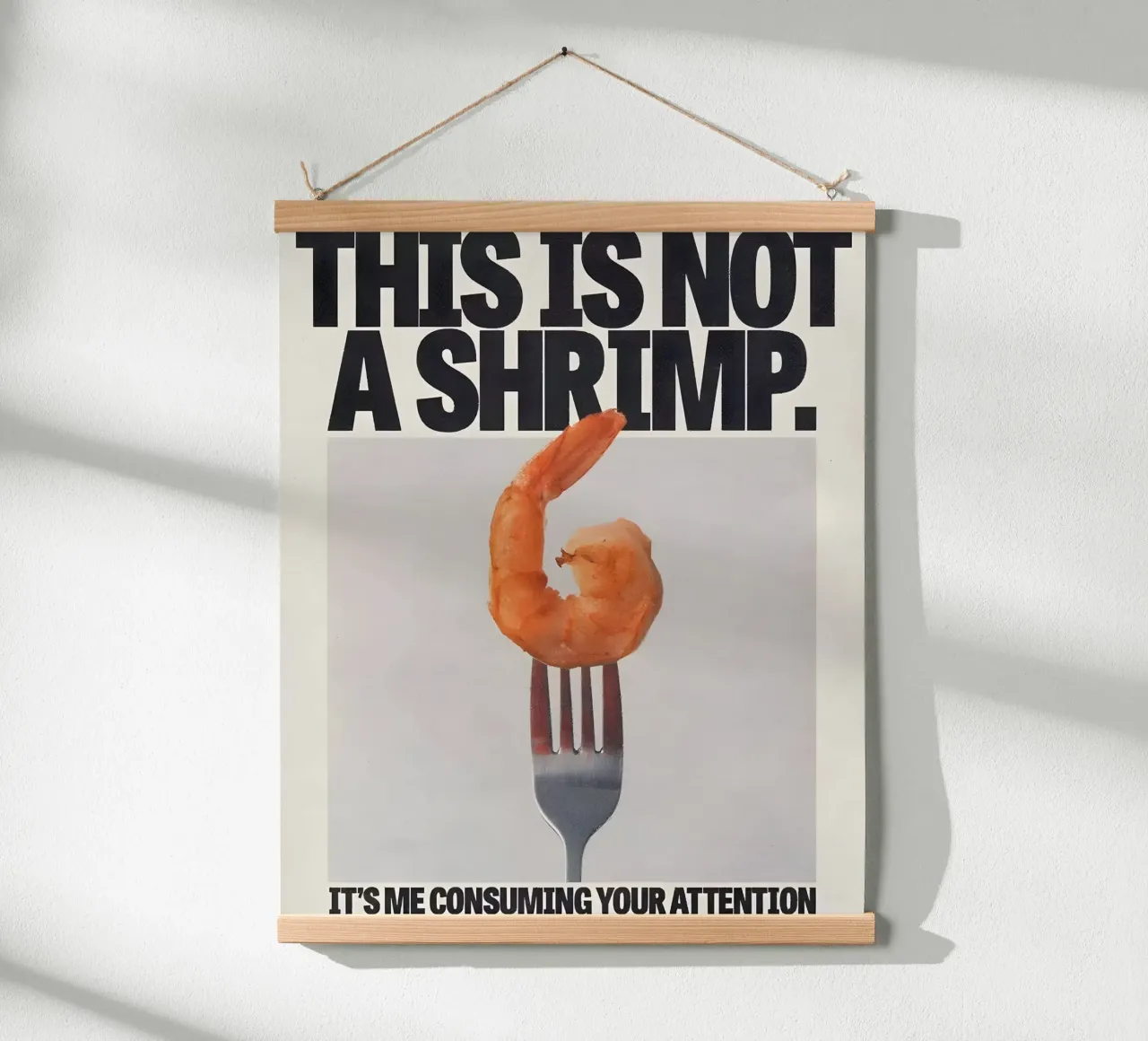 "THIS NOT A SHRIMP" poster con telaio in legno da Type & Tape