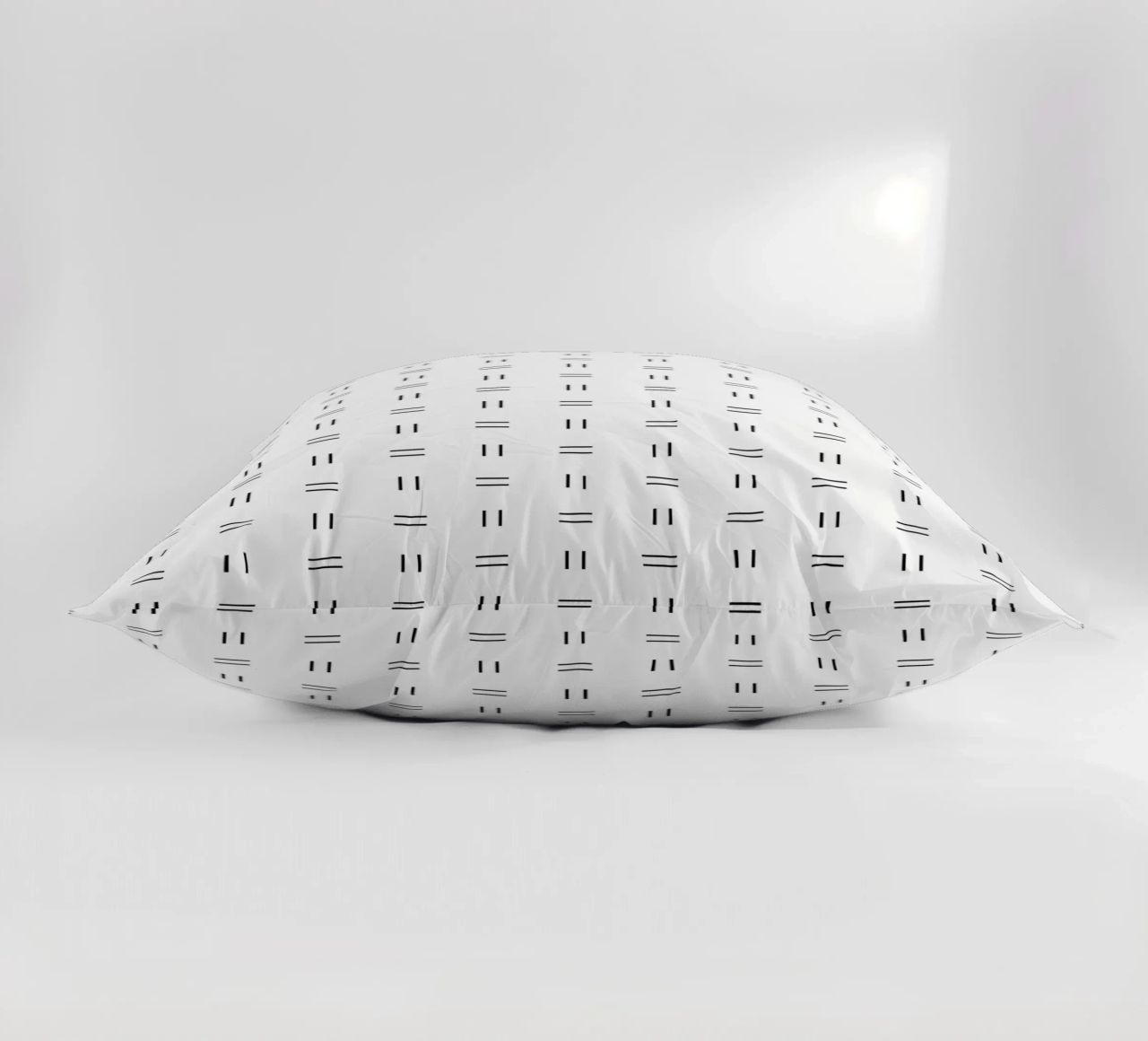Linee doppie minimaliste scandivano | Nero su bianco cuscino da Beauty in Simplicity