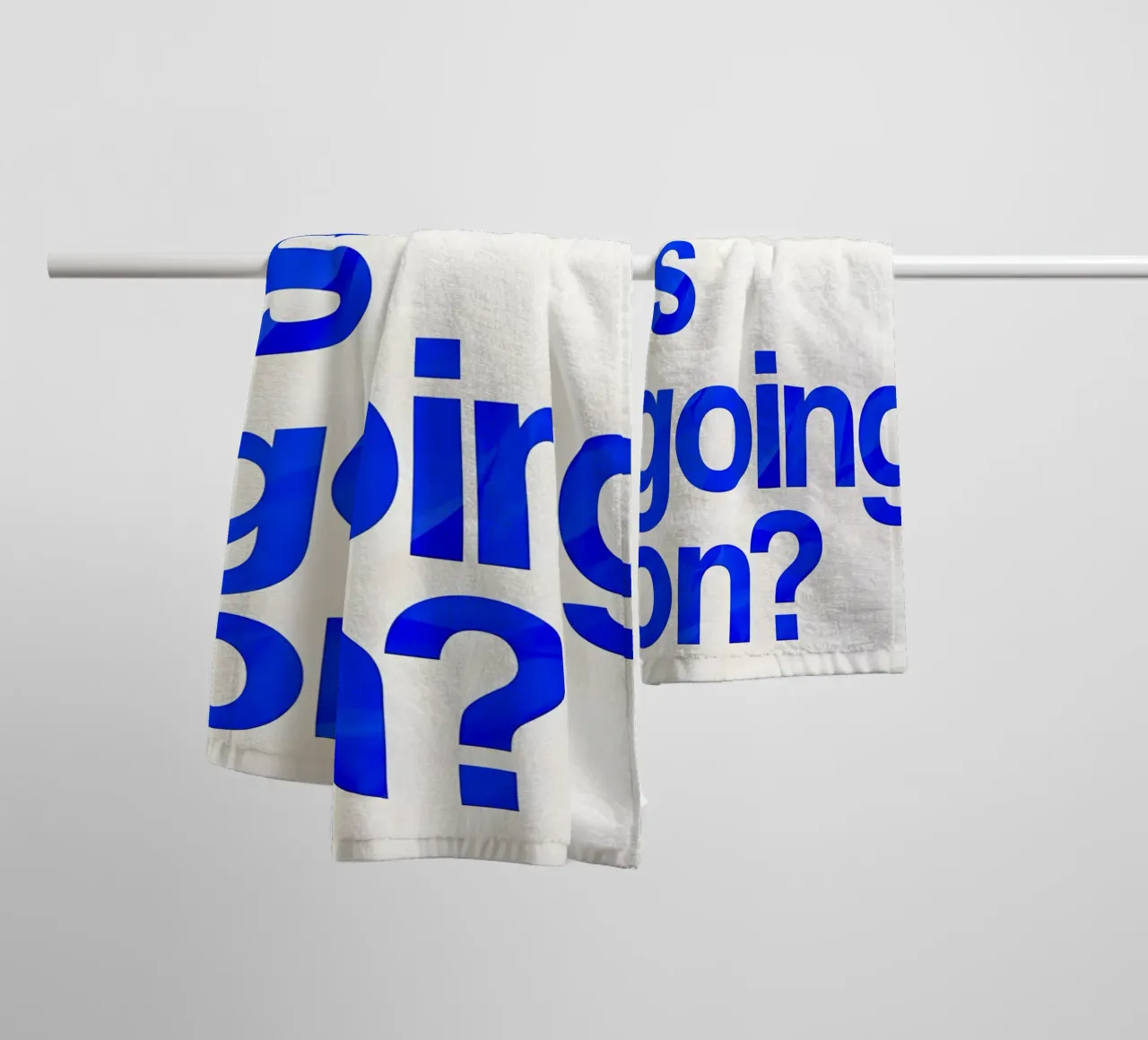"what is going on?" asciugamano da bagno da Type & Tape