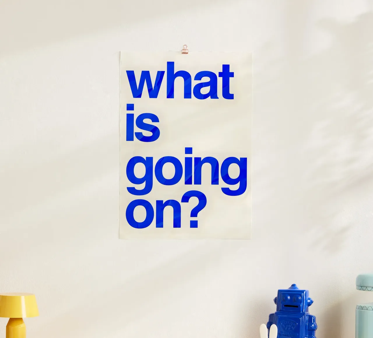 "what is going on?" poster con telaio in alluminio da Type & Tape