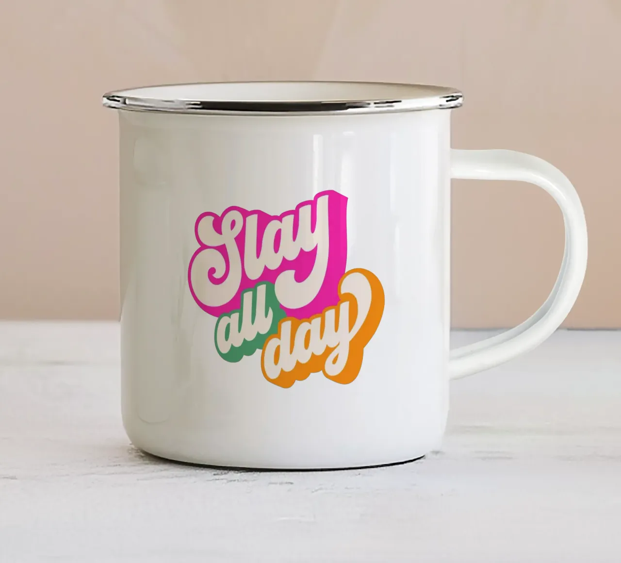 Slay All Day - tipografia d'ispirazione in stile retrò tazza in smalto da Dominique Vari Words