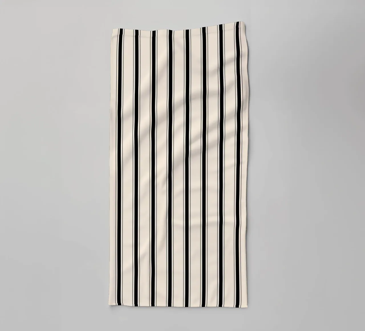 Minimal Farmhouse Linee miste 2 | Nero su avorio asciugamano da bagno da Beauty in Simplicity