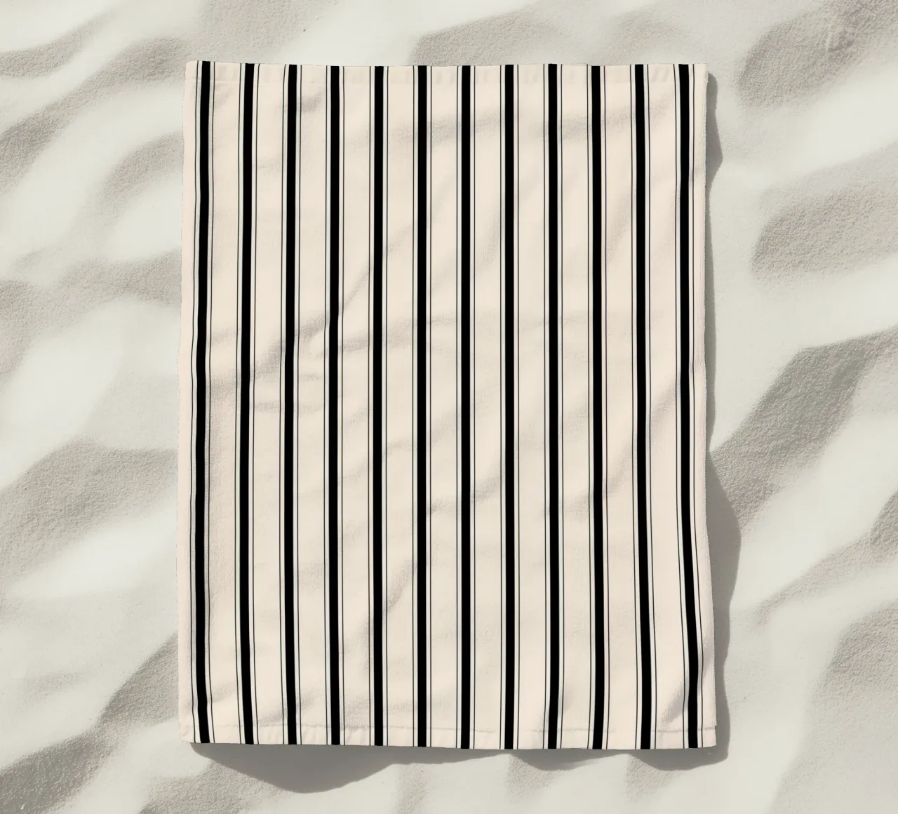 Minimal Farmhouse Linee miste 2 | Nero su avorio telo mare da Beauty in Simplicity