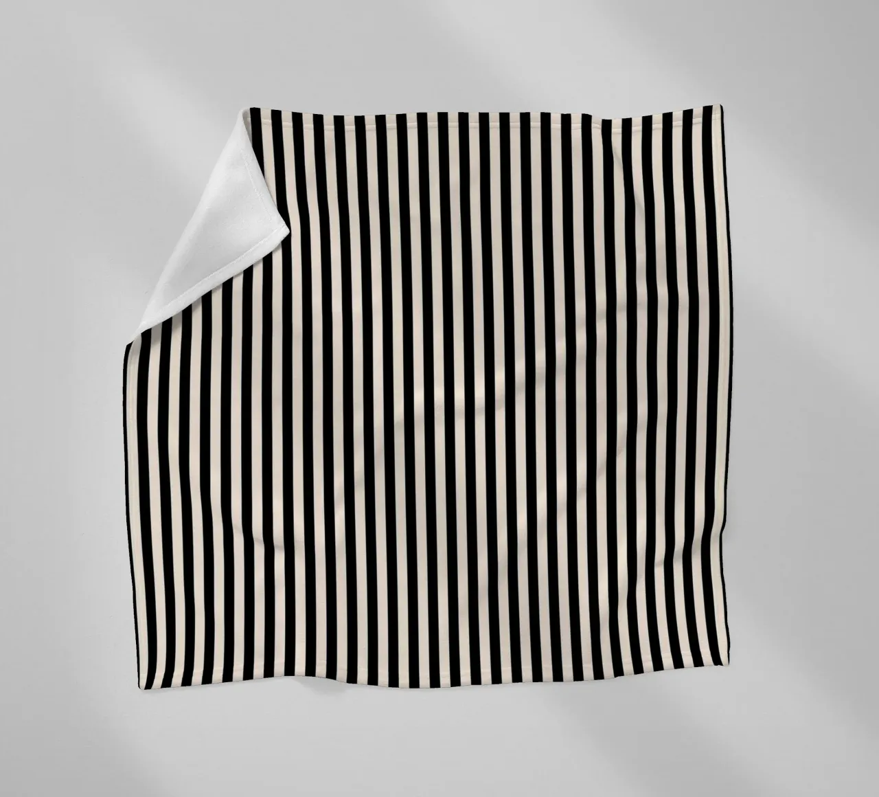 Minimal Basic Bold Stripes 2 | Nero e avorio coperta in pile da Beauty in Simplicity