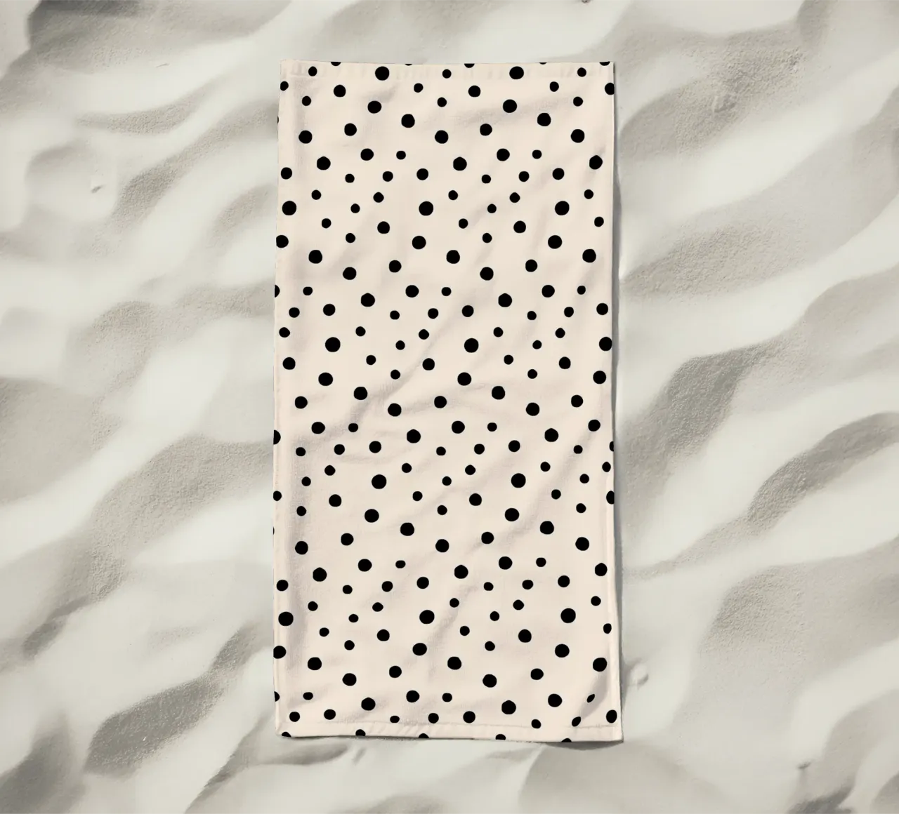 Minimal Chic disegnato a mano a pois nero su avorio telo mare da Beauty in Simplicity