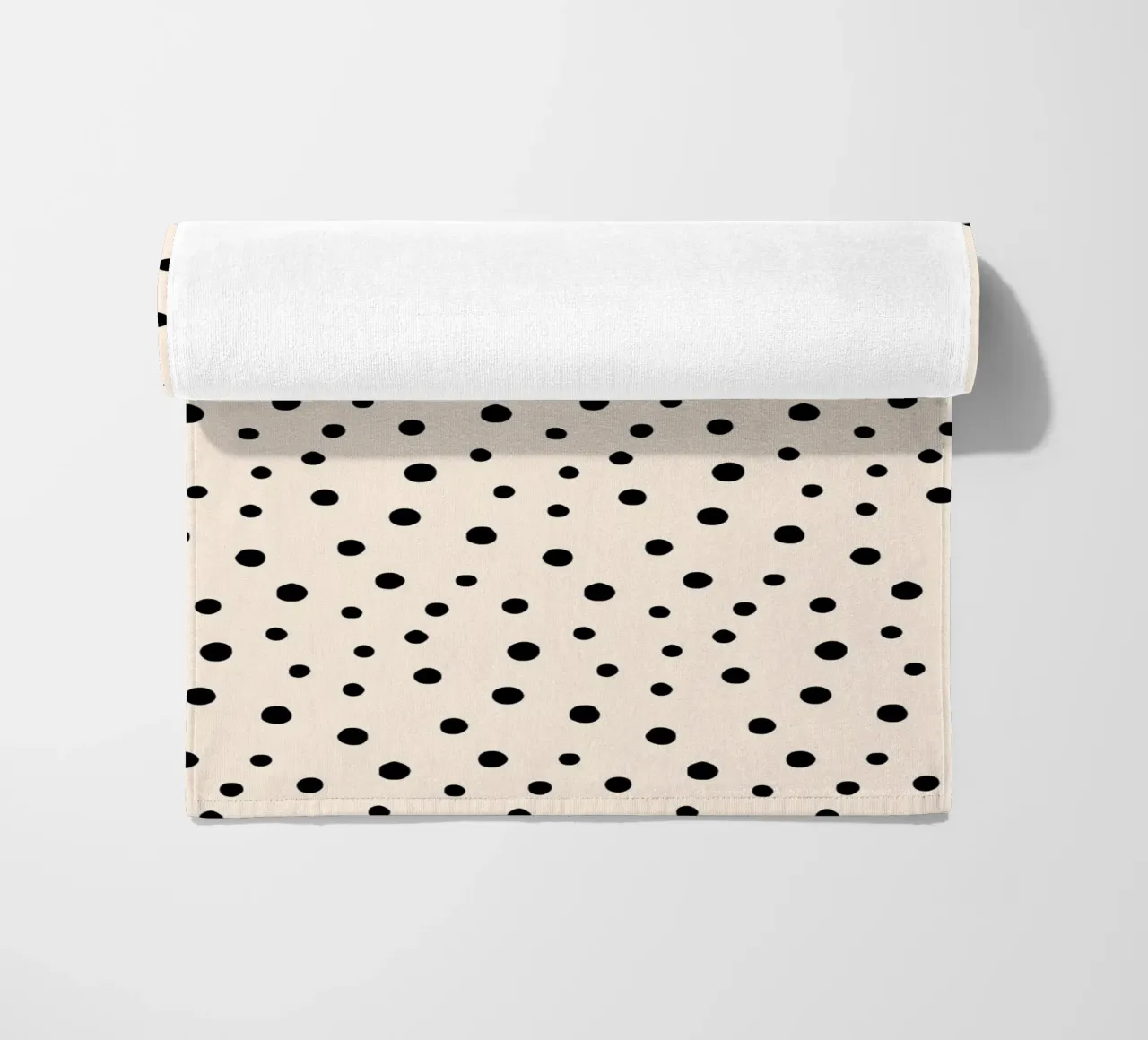 Minimal Chic disegnato a mano a pois nero su avorio telo mare da Beauty in Simplicity