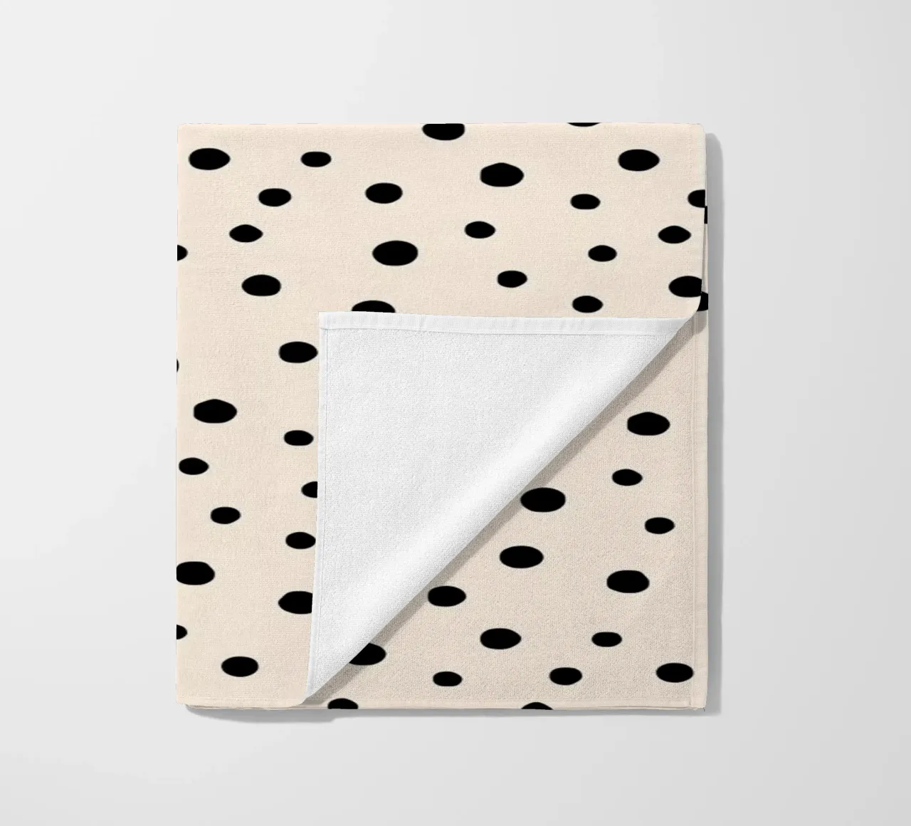 Minimal Chic disegnato a mano a pois nero su avorio telo mare da Beauty in Simplicity