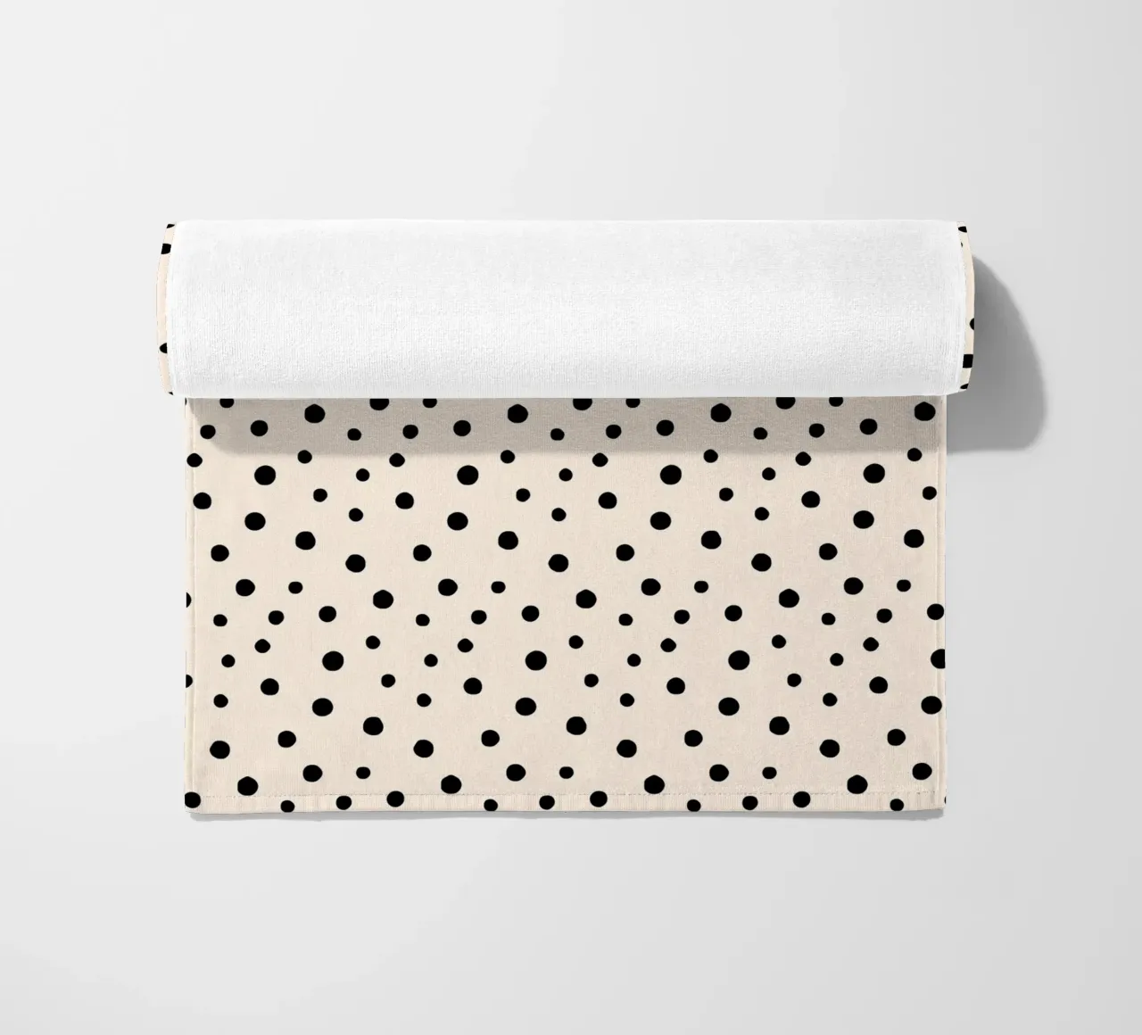 Minimal Chic disegnato a mano a pois nero su avorio telo mare da Beauty in Simplicity