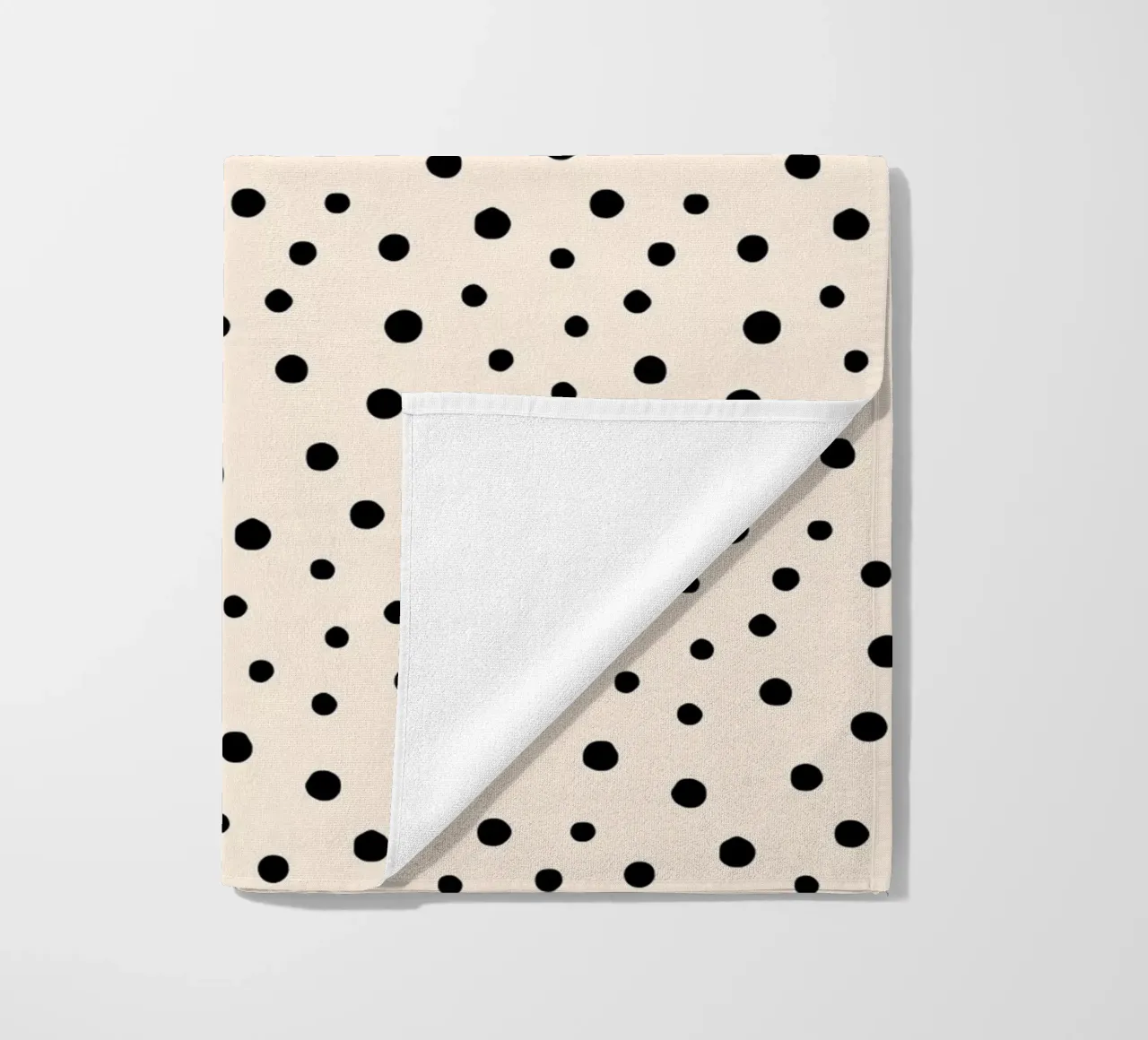Minimal Chic disegnato a mano a pois nero su avorio telo mare da Beauty in Simplicity