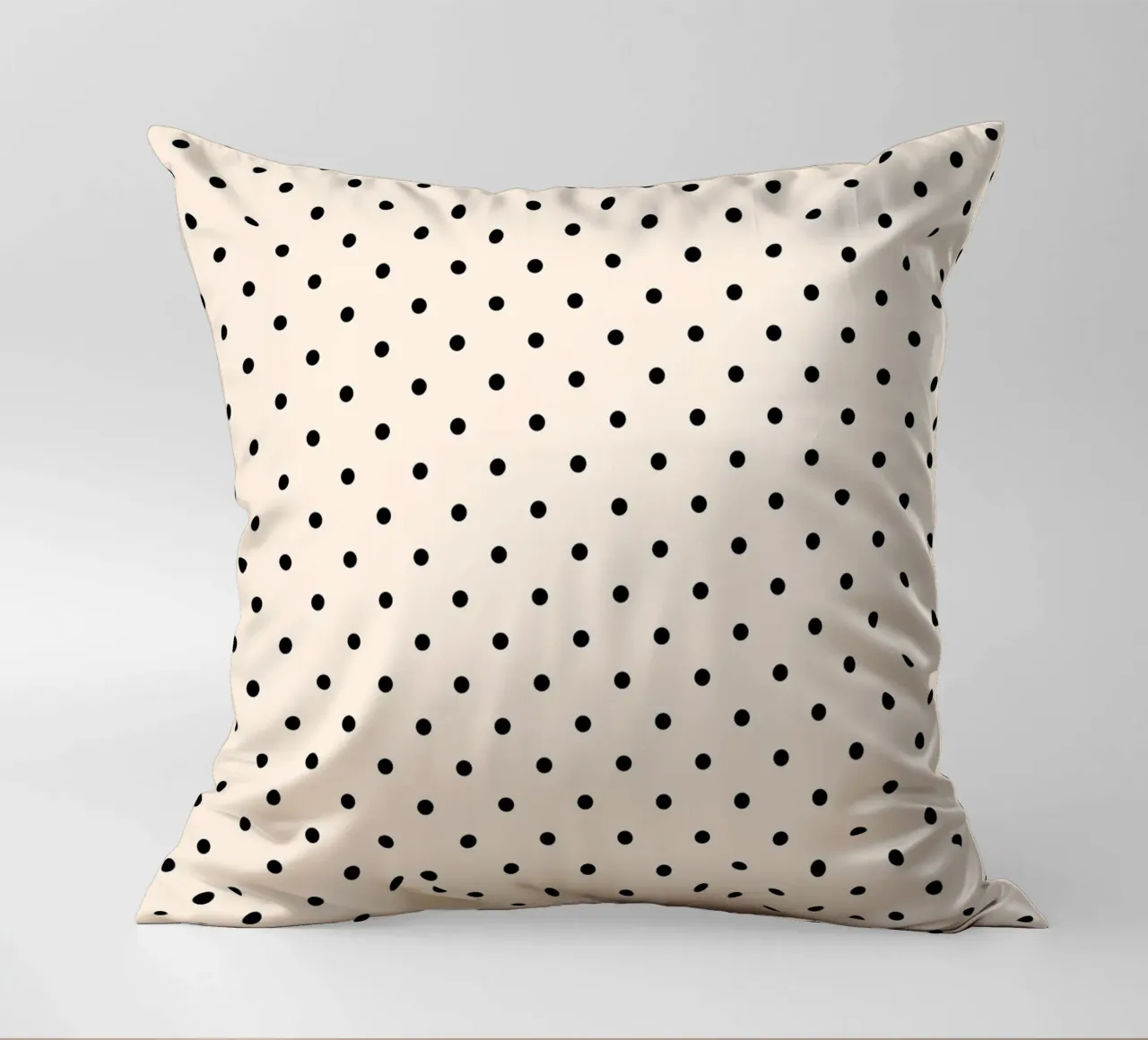 Minimal Basic Polka Dots | Nero su avorio cuscino da Beauty in Simplicity