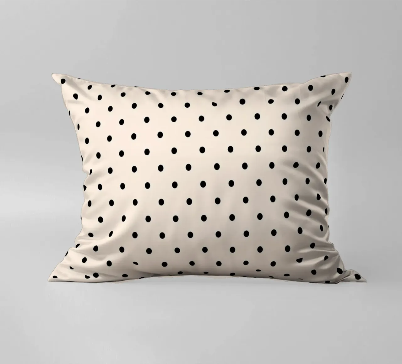 Minimal Basic Polka Dots | Nero su avorio cuscino da Beauty in Simplicity
