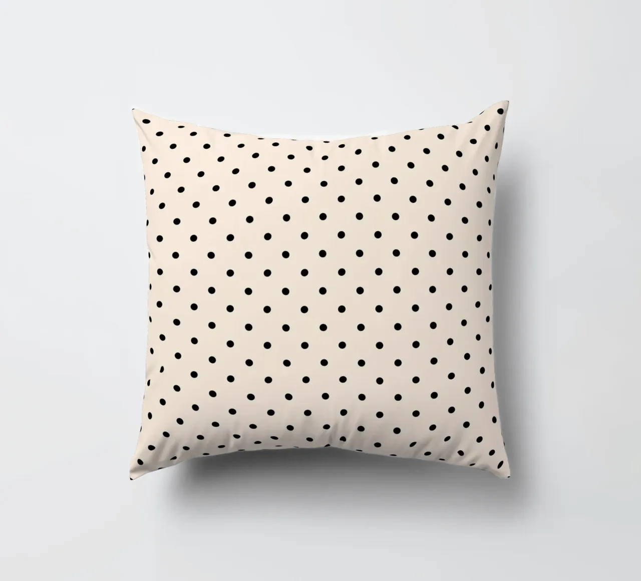 Minimal Basic Polka Dots | Nero su avorio cuscino da Beauty in Simplicity