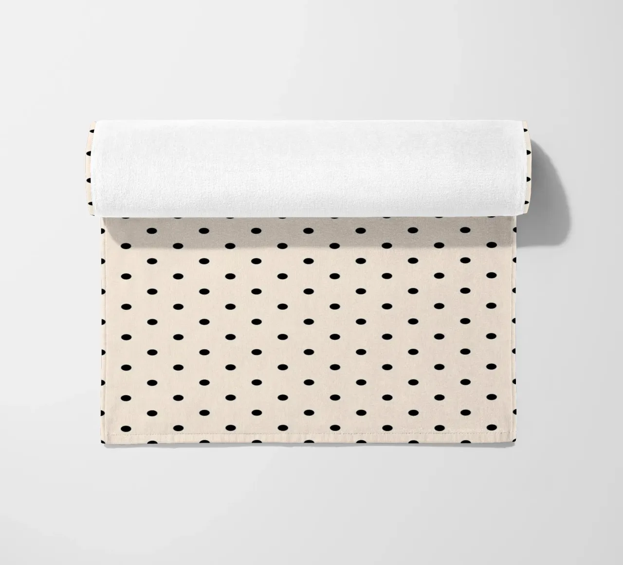 Minimal Basic Polka Dots | Nero su avorio telo mare da Beauty in Simplicity