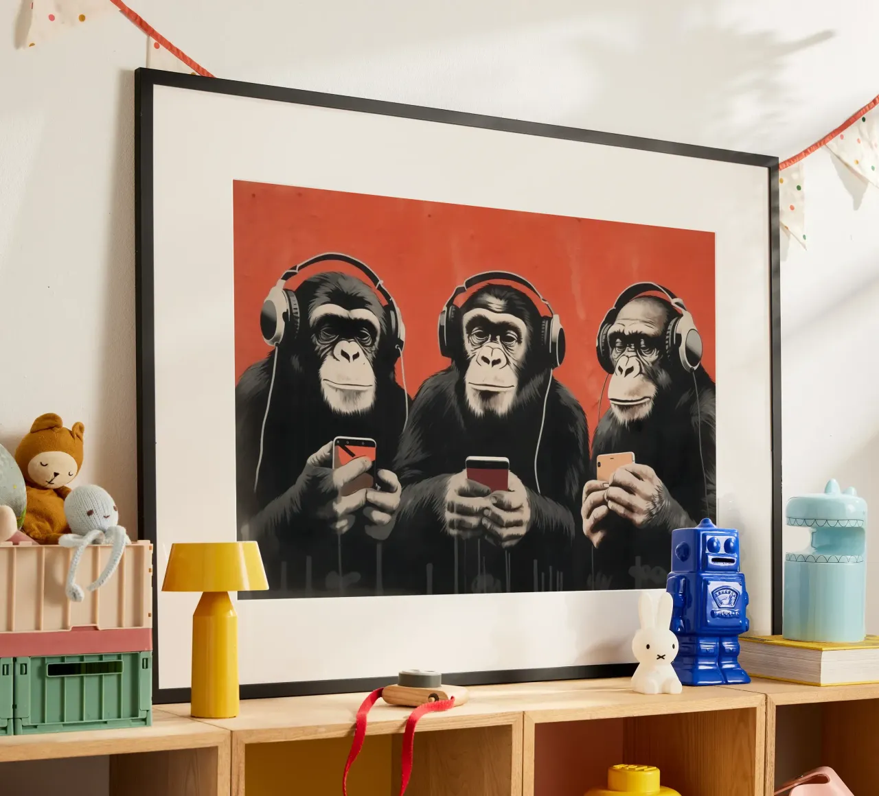 Tre scimmie con cuffie e smartphone in stile Banksy poster con telaio in legno da Autofocus