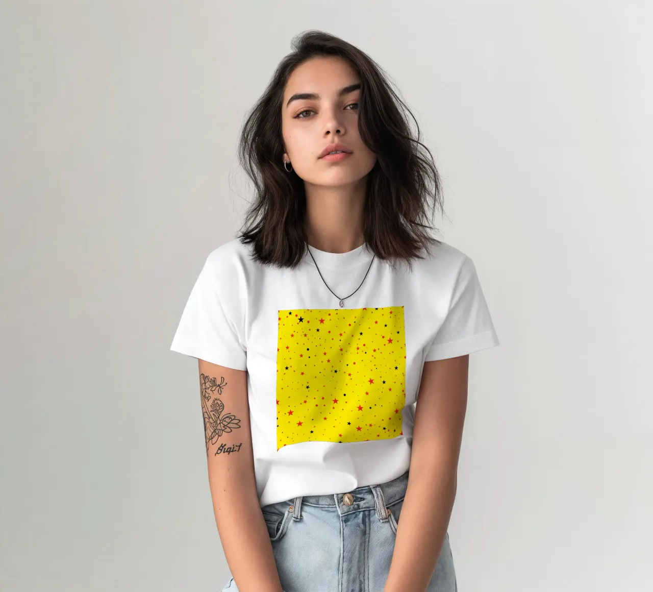 Étoiles noires, rouges et jaunes sans couture avec un jaune clair rétro pop t-shirt de gulsengunel