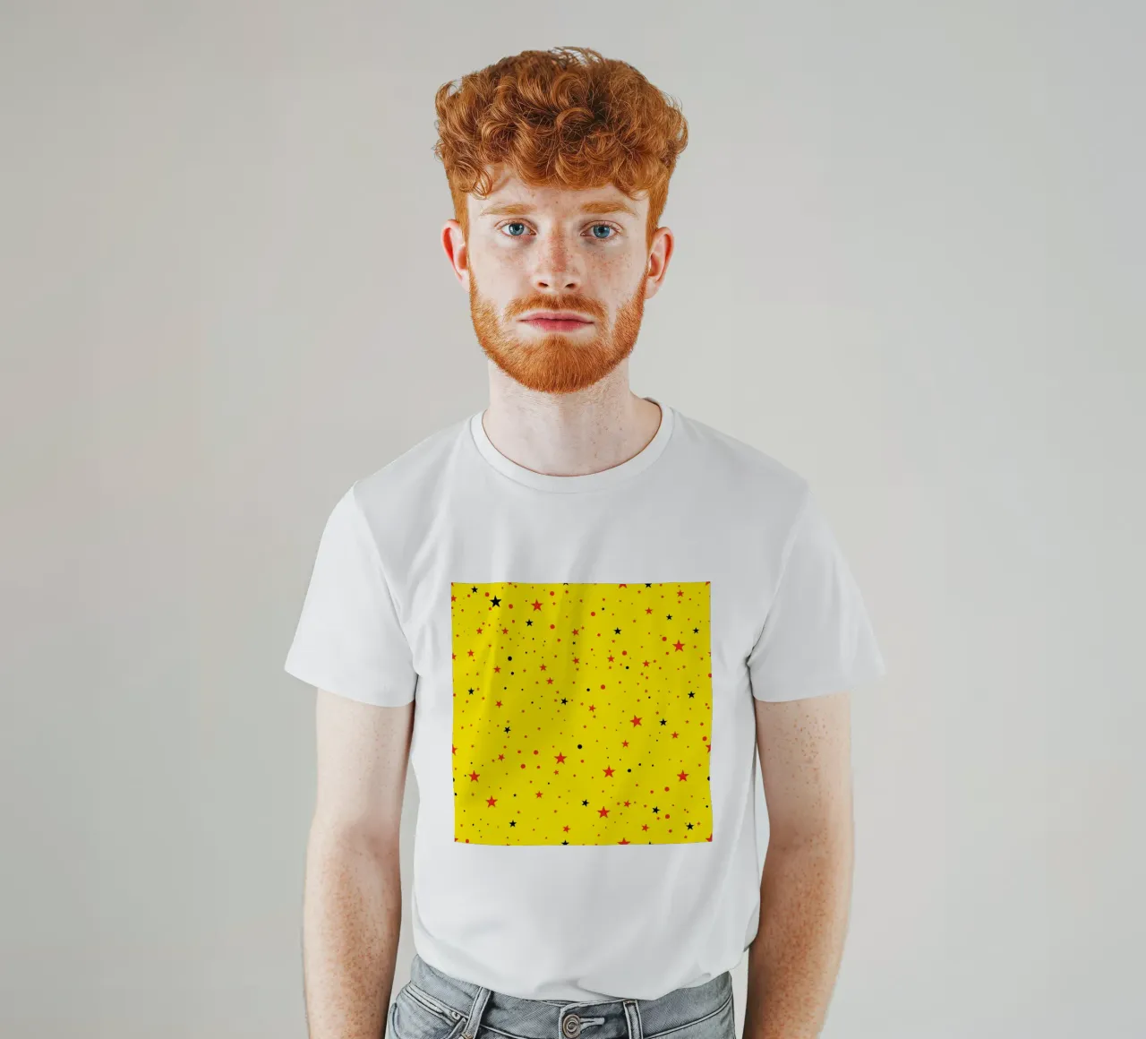Étoiles noires, rouges et jaunes sans couture avec un jaune clair rétro pop t-shirt de gulsengunel