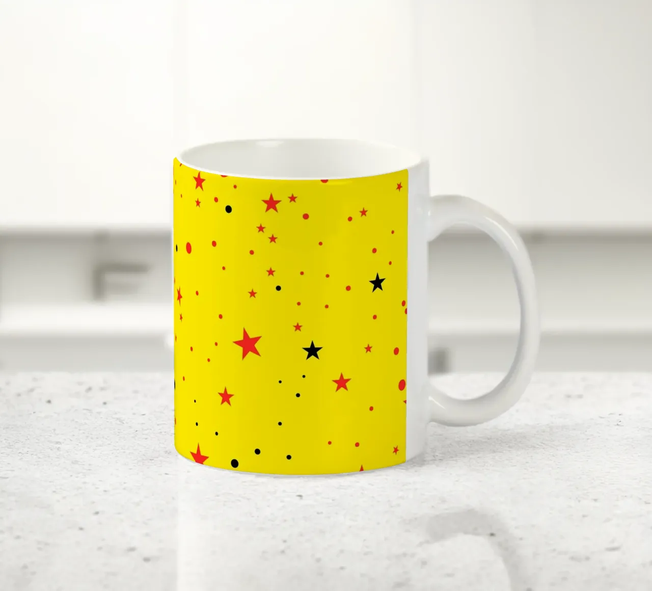 Étoiles noires, rouges et jaunes sans couture avec un jaune clair rétro pop mug en céramique de gulsengunel