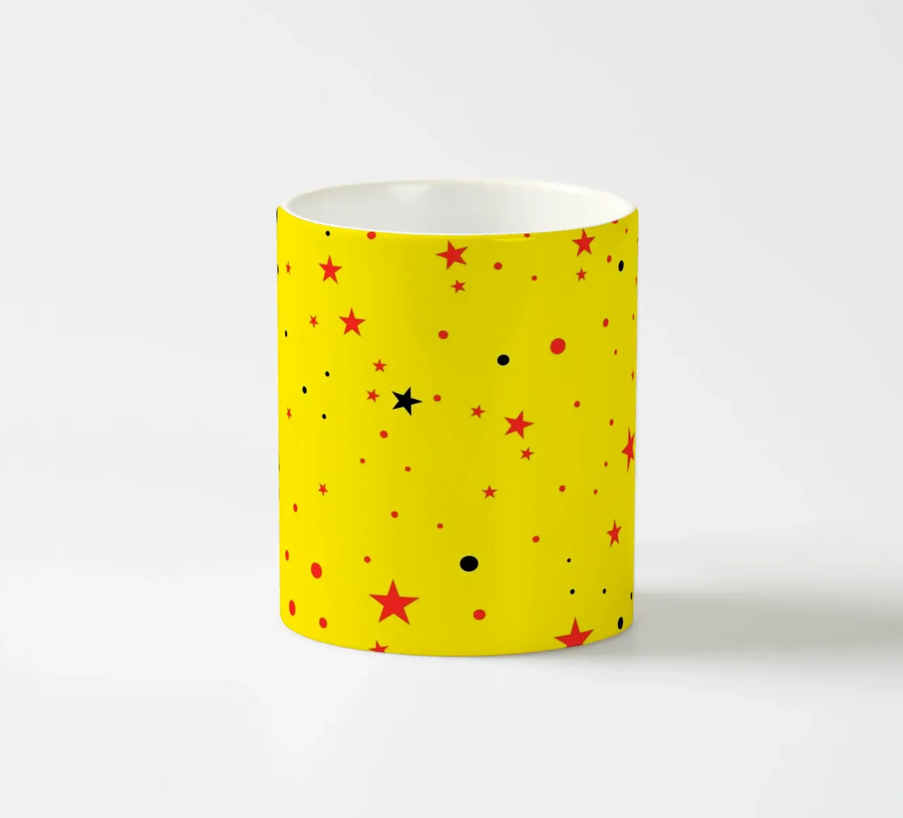Étoiles noires, rouges et jaunes sans couture avec un jaune clair rétro pop mug en céramique de gulsengunel