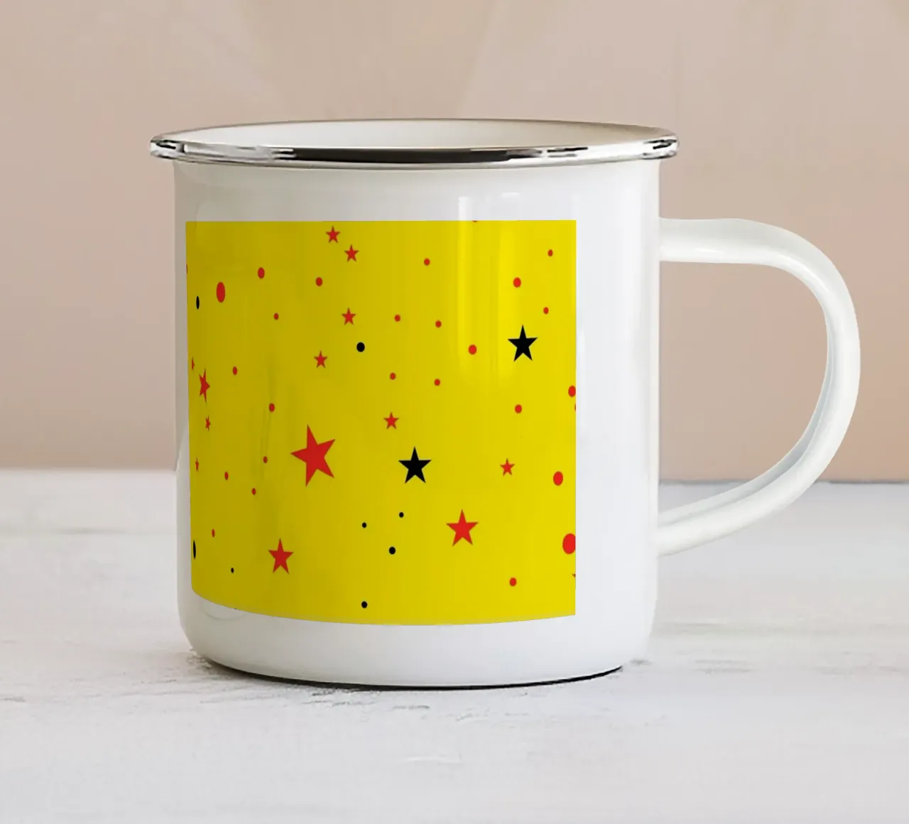 Étoiles noires, rouges et jaunes sans couture avec un jaune clair rétro pop mug en émail de gulsengunel