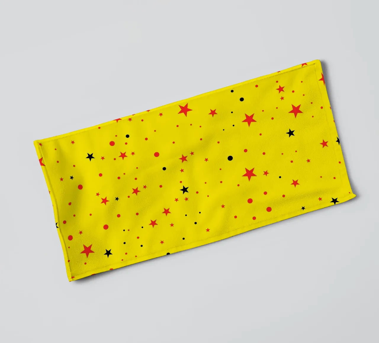 Étoiles noires, rouges et jaunes sans couture avec un jaune clair rétro pop serviette de bain de gulsengunel