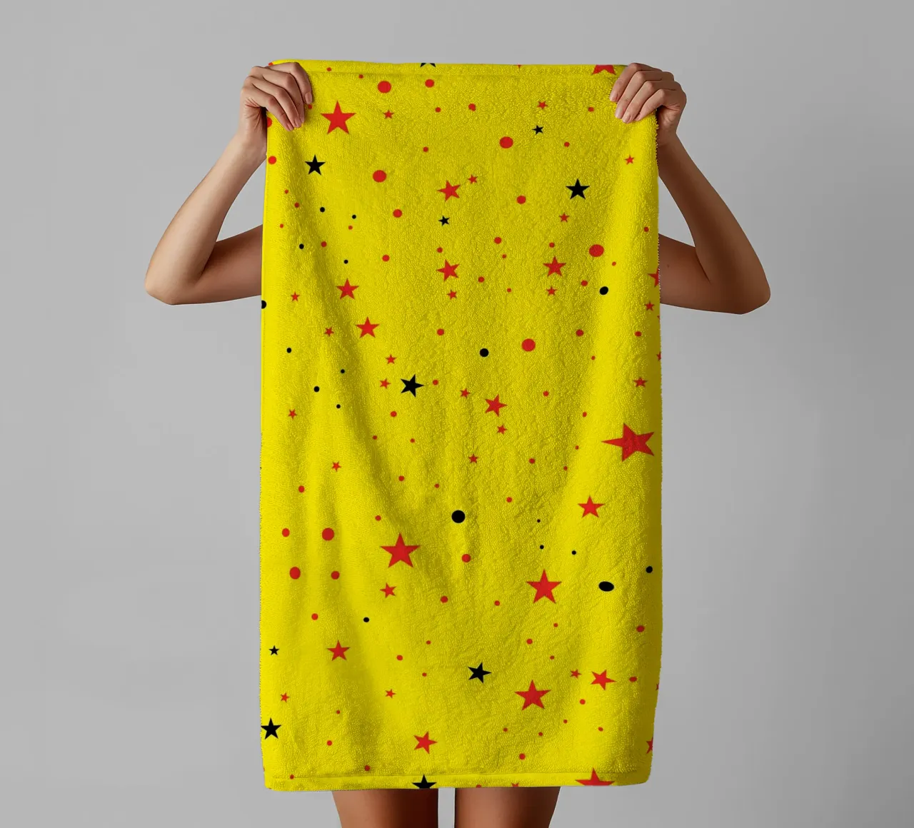 Étoiles noires, rouges et jaunes sans couture avec un jaune clair rétro pop serviette de bain de gulsengunel