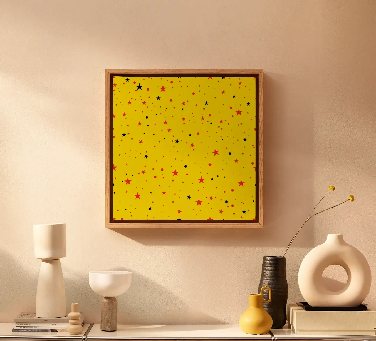 Naadloze zwarte rood gele sterren met lichtgele retro pop canvas met Baklijst van gulsengunel