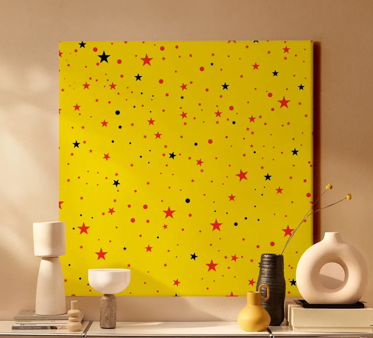 Naadloze zwarte rood gele sterren met lichtgele retro pop canvas met Baklijst van gulsengunel