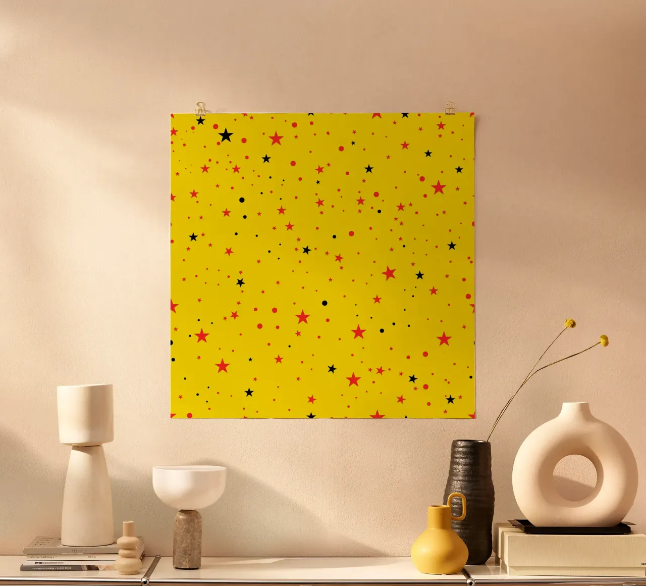 Stelle nere rosse gialle senza cuciture con pop retro giallo chiaro poster da gulsengunel