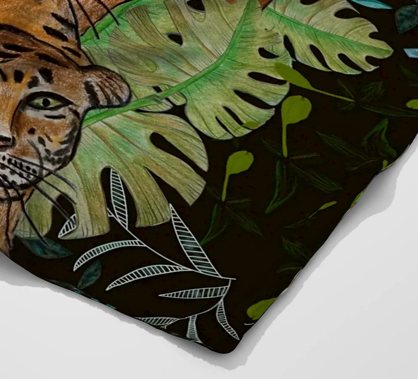 Tigre e foresta coperta in pile da gulsengunel